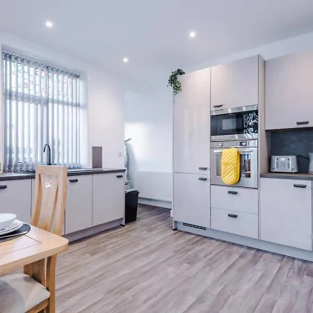 Cleckheaton Road Spacious Contractor By Furnished Accommodation, Long Welcome, Free Parking *
