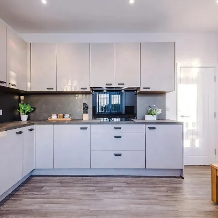 Cleckheaton Road Spacious Contractor By Furnished Accommodation, Long Welcome, Free Parking * Bradford (West Yorkshire)