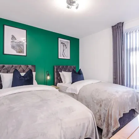 Cleckheaton Road Spacious Contractor By Furnished Accommodation, Long Welcome, Free Parking * Bradford (West Yorkshire)