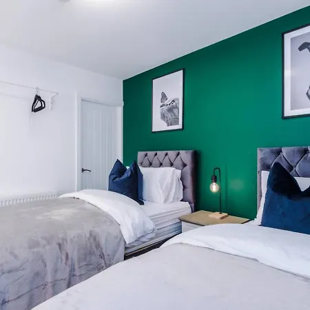 Cleckheaton Road Spacious Contractor By Furnished Accommodation, Long Welcome, Free Parking * Bradford (West Yorkshire)