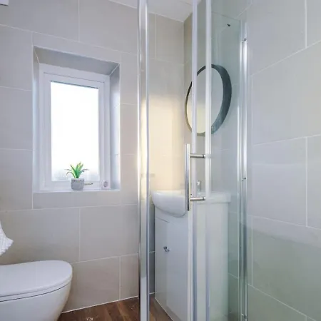 Сasa de vacaciones Cleckheaton Road Spacious Contractor By Furnished Accommodation, Long Welcome, Free Parking *