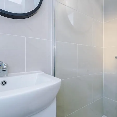 Cleckheaton Road Spacious Contractor By Furnished Accommodation, Long Welcome, Free Parking *