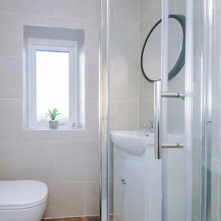 Сasa de vacaciones Cleckheaton Road Spacious Contractor By Furnished Accommodation, Long Welcome, Free Parking *