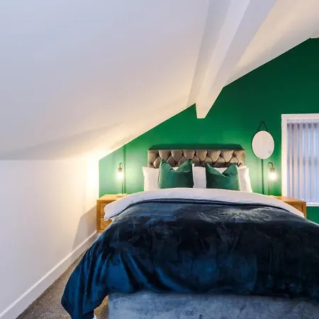 Cleckheaton Road Spacious Contractor By Furnished Accommodation, Long Welcome, Free Parking *