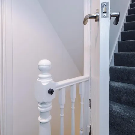 Cleckheaton Road Spacious Contractor By Furnished Accommodation, Long Welcome, Free Parking *