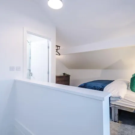 Cleckheaton Road Spacious Contractor By Furnished Accommodation, Long Welcome, Free Parking Bradford (West Yorkshire)