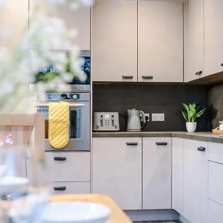 Cleckheaton Road Spacious Contractor By Furnished Accommodation, Long Welcome, Free Parking Сasa de vacaciones Bradford (West Yorkshire)