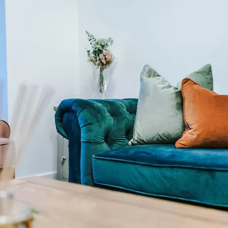 Cleckheaton Road Spacious Contractor By Furnished Accommodation, Long Welcome, Free Parking *